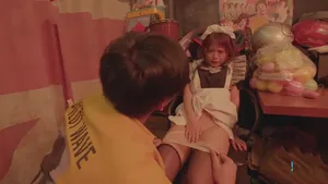"Mèo của em sướng quá~ Đụ em mạnh hơn đi... Đụ em đến chết đi!" Cô gái loli xinh đẹp trong đôi tất lưới đen bị cậu em trai dùng con cặc to quan hệ không dùng bao cao su, cô ta cứ nói năng dâm đãng, và cậu em trai rút cặc ra rồi bắn...