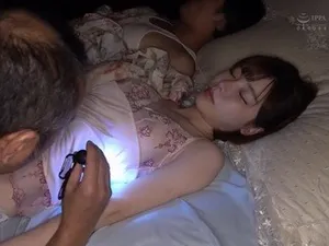 Cô gái bị một chuyên gia thôi miên xxx mỗi ngày mà không hay biết gì