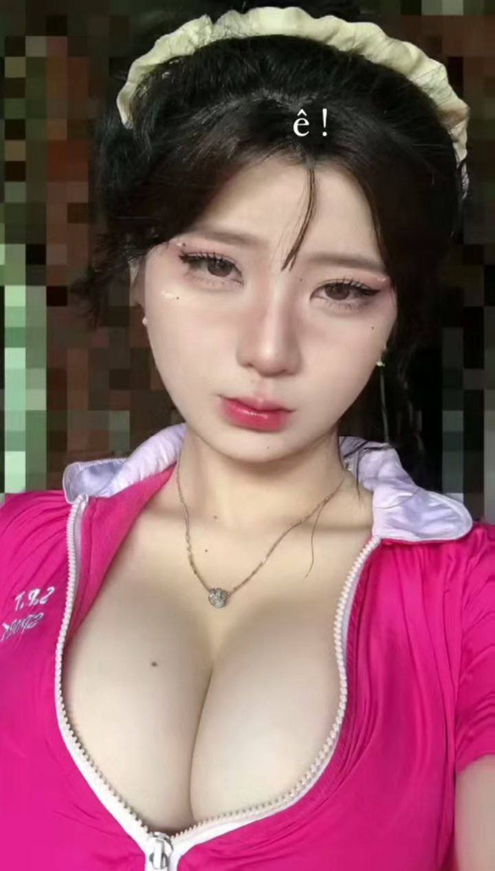 Em kế dẫn cô bạn thân về nhà cùng chơi trò gia đình với anh trai